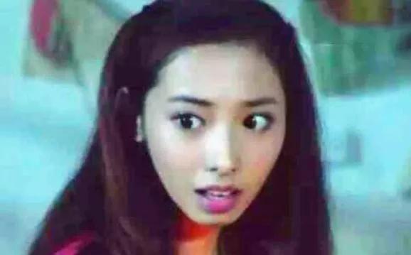 可是谁能想到几年前在灵魂摆渡中出演的彭小苒,看上去还是一个土土的