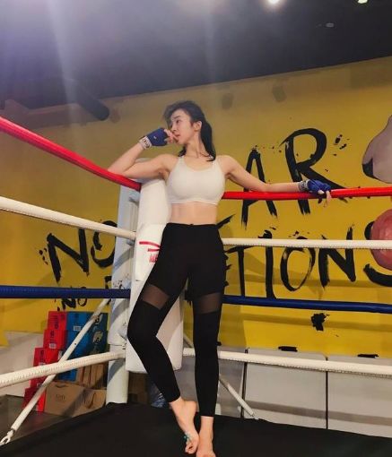 nba最美主播张曼源近照风格和强壮男友越来越像