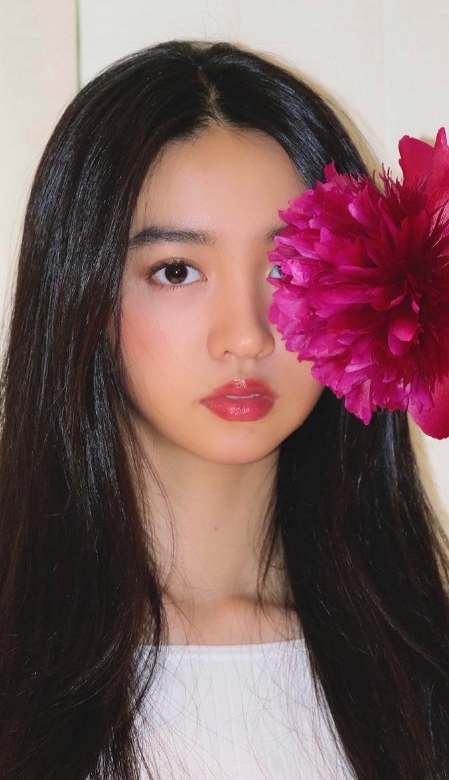 照片中,木村光希梳中分发型,长发披肩,清新而不失美艳.