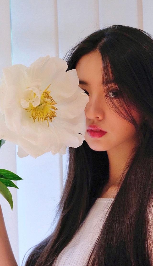 木村光希红唇配长发以花遮面人比花娇