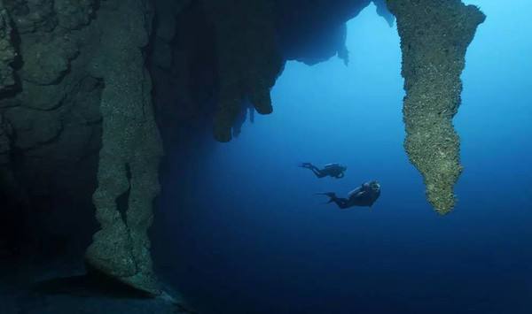 世界最深海洋蓝洞,100层高楼那么深,洞内隐藏着宇宙秘密!