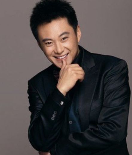 他17岁出道,却在38岁才结婚,如今和小3岁老婆过成这样?