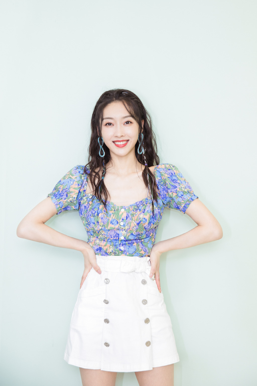 谁看了宣璐不说她少女,穿粉色套装配米老鼠包,说她16岁还嫌多