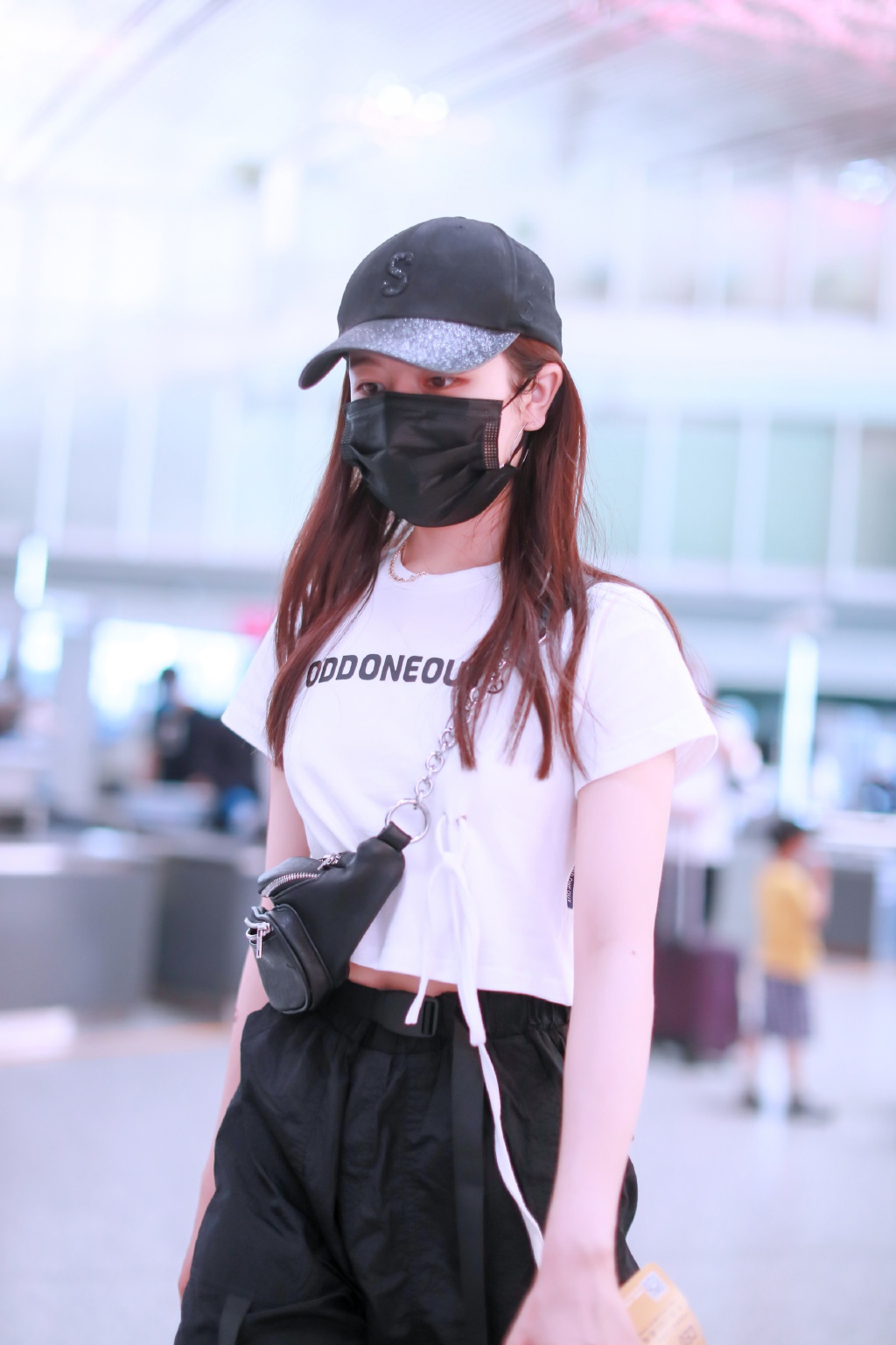 乖乖女李兰迪大变身t恤工装裤配黑色马丁靴秀长腿酷帅酷帅的