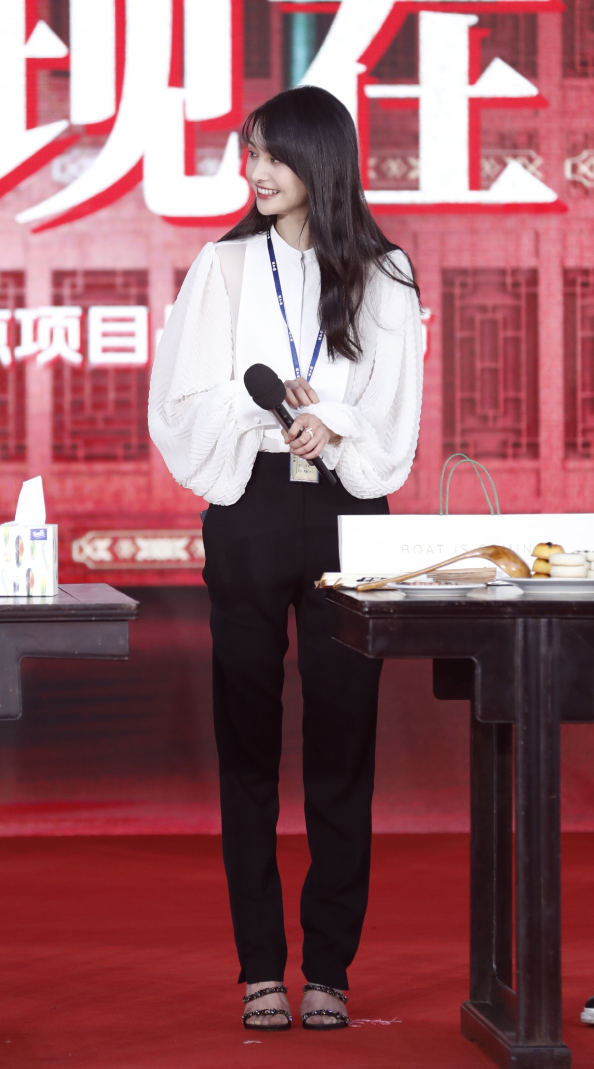 郑爽换种风格更美了,灯笼袖白色衬衫配黑色西装,清纯又干练