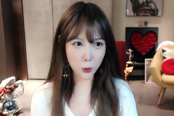 斗鱼一姐被超管连续警告3次,假装落泪引粉丝不满:封了她