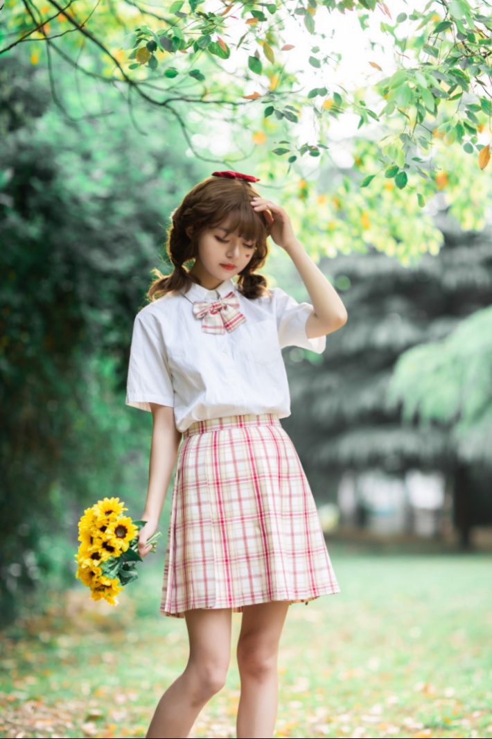 森系少女穿jk,甜美笑容击中你的心了