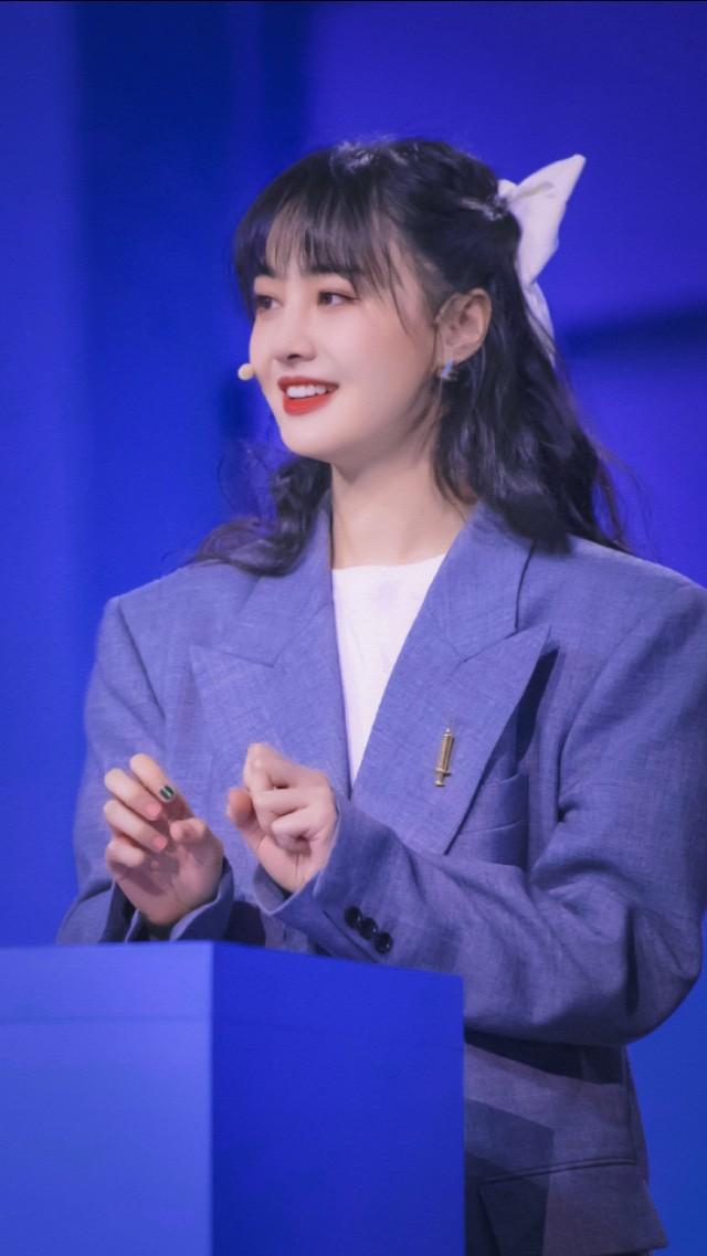 郑爽羊毛卷配大蝴蝶结,西装大的不合身,果然颜值高穿什么都好看