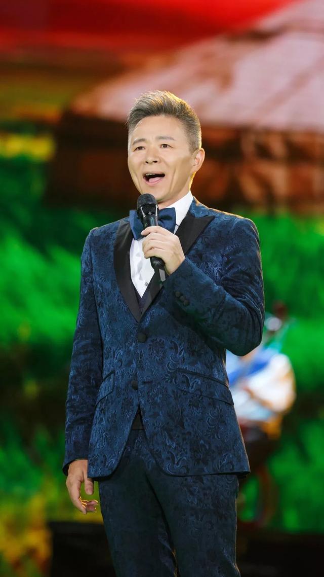 49岁的王宏伟,两鬓已经花白,与钢琴家妻子的生活,特别幸福