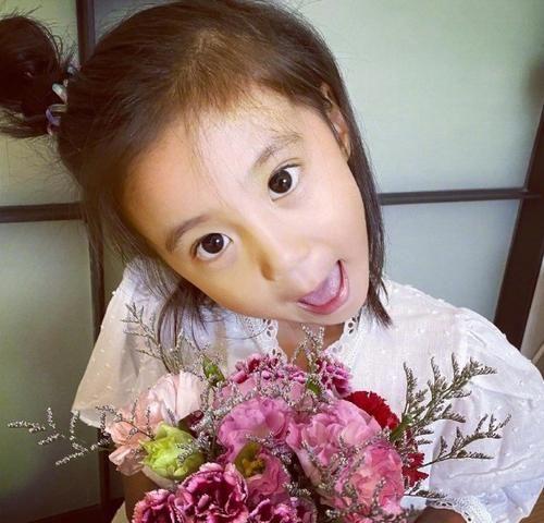 小时候美萌可爱,略显呆萌,而慢慢长大褪去稚气的咘咘特别有淑女气质