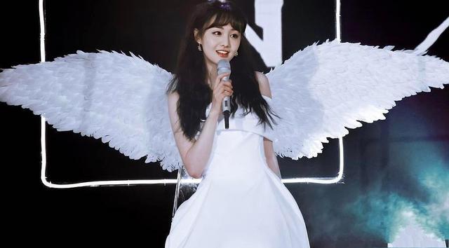 郑爽羊毛卷配大蝴蝶结,西装大的不合身,果然颜值高穿什么都好看