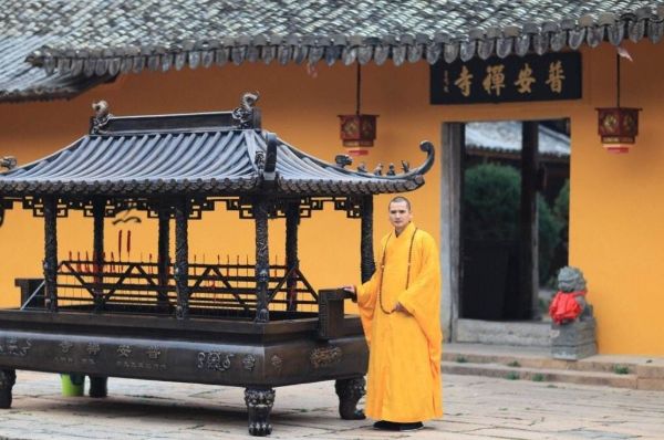 国内最帅和尚,凭颜值带火一座寺庙,深受女游客欢迎