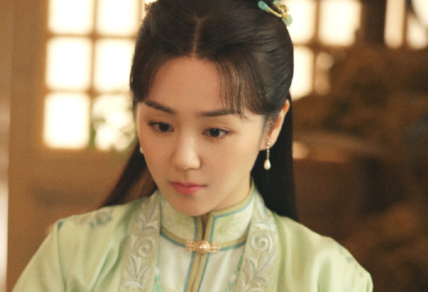 2003年因为出演了历史大剧《江山风雨情》中的乐安公主一角,而开始