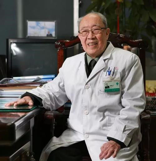 吴孟超90多岁每天做3台手术一根特殊手指令人心生敬意