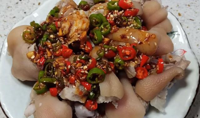 向四川大厨师傅请教猪蹄新吃法,鲜椒拌猪蹄,光看料汁就流口水了