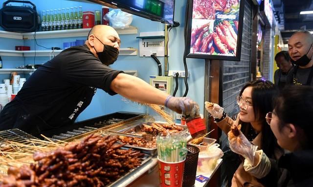 乘风破浪的90后,30岁的哥哥们正在深圳街边摆摊卖烧烤