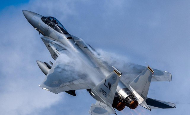 一架美军f15战机坠毁,飞行员至今下落不明,白宫:俄舰闯下大祸