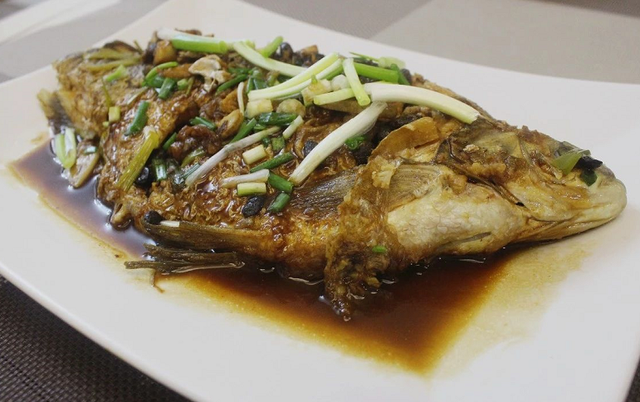 这种鱼很常见,而且便宜实惠也没有什么骨头,鳊鱼的种类从大体上看上去