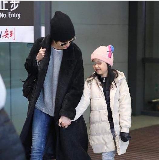袁泉一家三口罕见同框!10岁女儿穿白t恤五官清秀,像极了夏雨