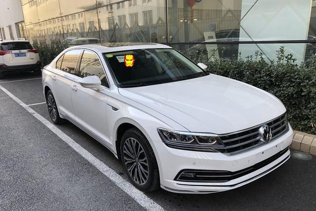 2万元买到最低配大众辉昂,定制白色漆,却经常被人当成迈腾