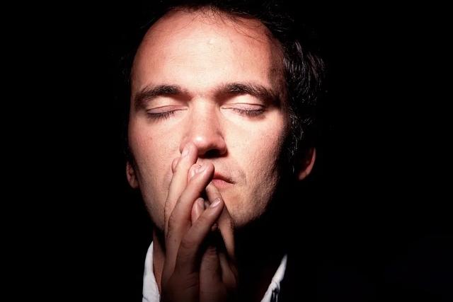 要取回老大丢失的箱子时,这与《绅士们》中raymond进入公寓找人,在