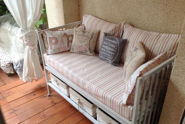 谁说孩子大了,婴儿床就要扔?拆掉一侧护栏改沙发