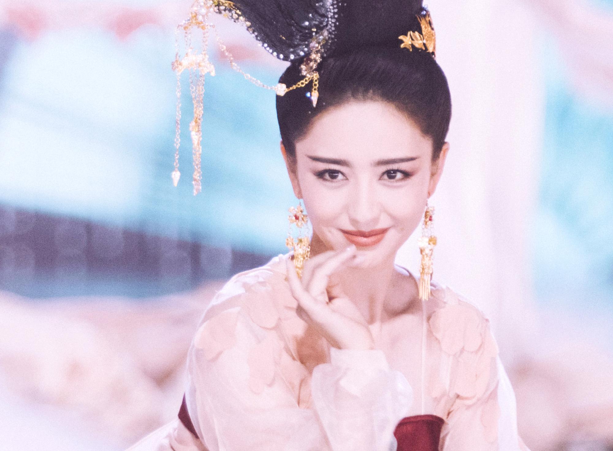 佟丽娅又美上热搜身披唐装跳芒种当世赵飞燕