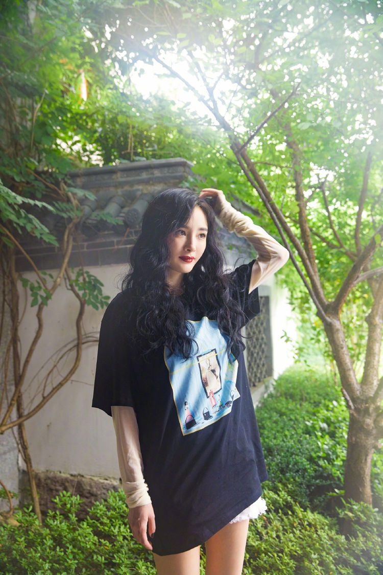 杨幂是真嫩,34岁穿绿色上衣俏皮减龄,拿纸挡脸更添青涩感