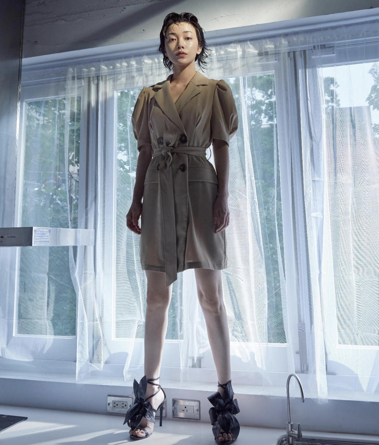 郭采洁真古灵精怪!杏色t恤配条纹长裤清爽利落,万年短发好酷炫