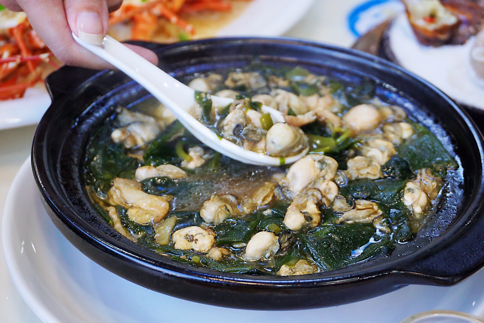 海带苗海蛎煲:有些像是紫菜煲,用的是极细嫩的海带苗,汤汁鲜咸可口
