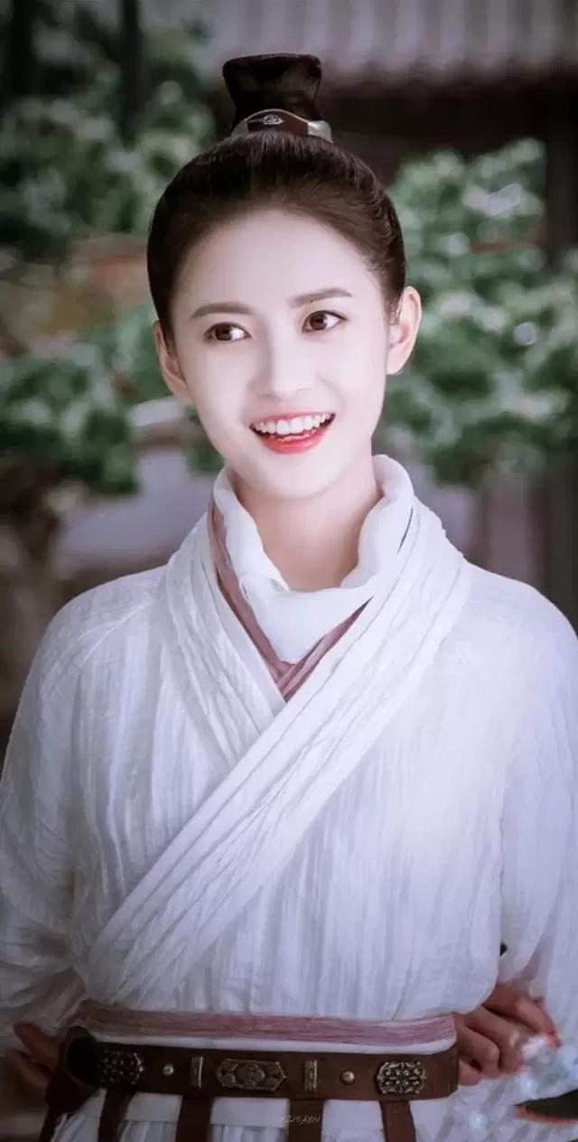 陈钰琪高中旧照被翻出来,脸型又黑又圆,如今天生丽质,太美了!