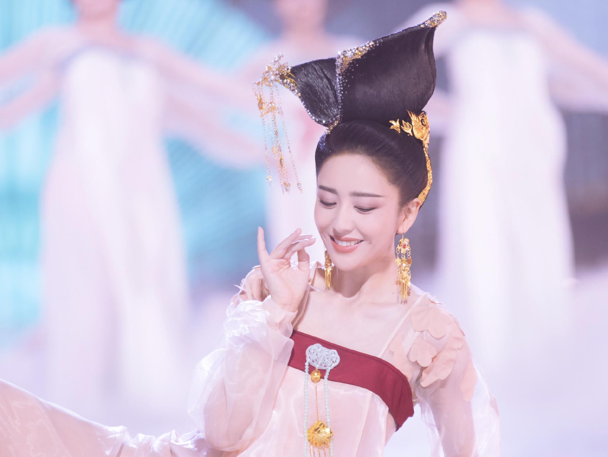 佟丽娅又美上热搜身披唐装跳芒种当世赵飞燕