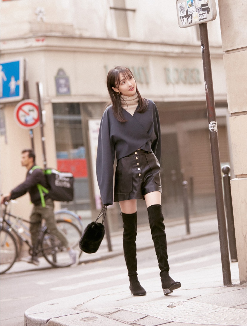 郑爽换种风格更美了,灯笼袖白色衬衫配黑色西装,清纯又干练