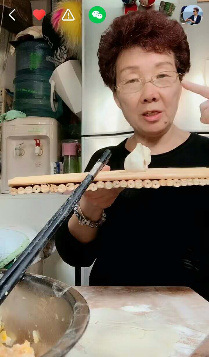 一人在家闲着没事,尹大妈打开快手,本想自己也录个视频试试,没成想