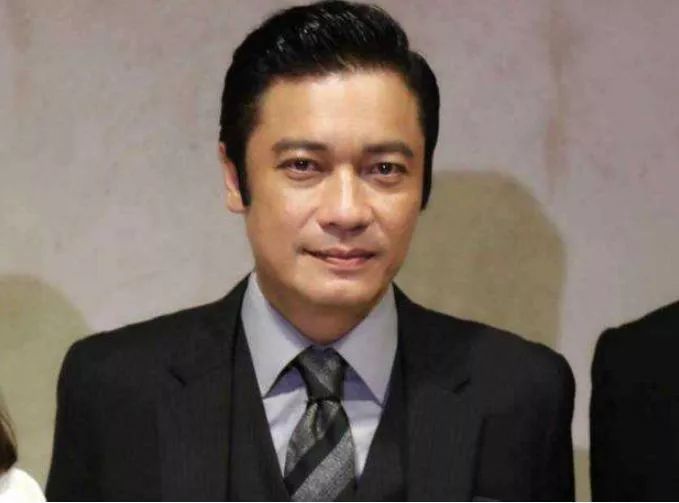 他成名后抛弃糟糠之妻,与小12岁的演员结婚,6岁女儿酷似混血儿