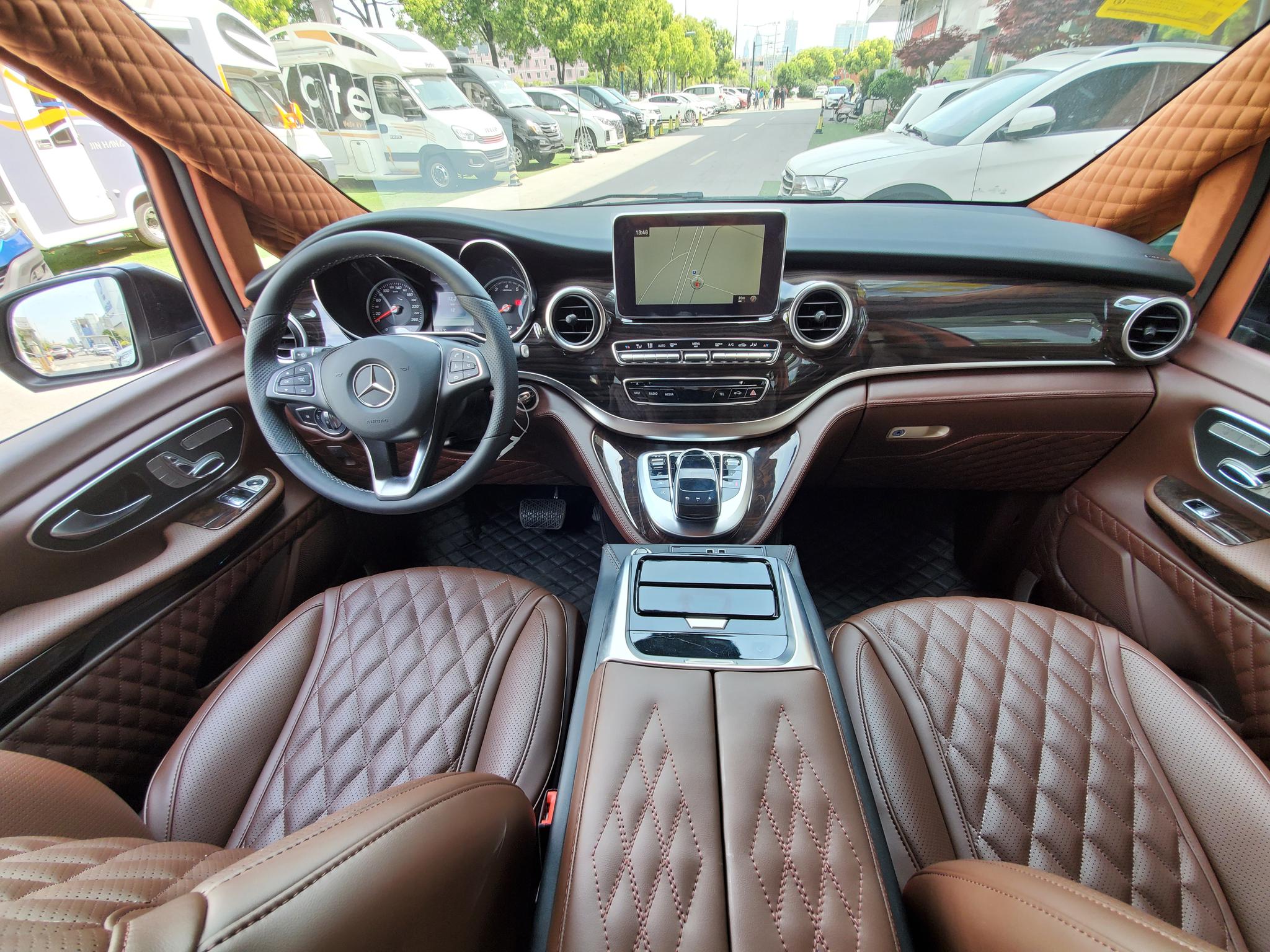 奔驰v(配置|询价)260l饰淋漓尽致的豪华内饰方面,奔驰是用实木的专家