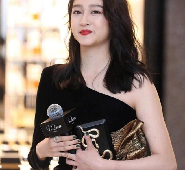 关晓彤又胖了新活动脸大臂宽造型还显老被吐槽像大妈