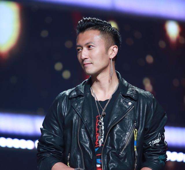 "超级晚"争议不断,李宇春咖位比谢霆锋大,172girls标错名?