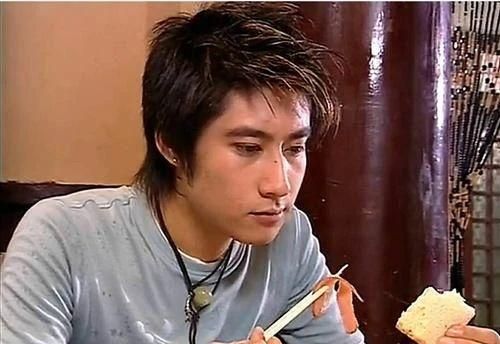 扮演者盛超毕业于中戏,《红苹果乐园》是他的首部电视剧,2005年和谢娜