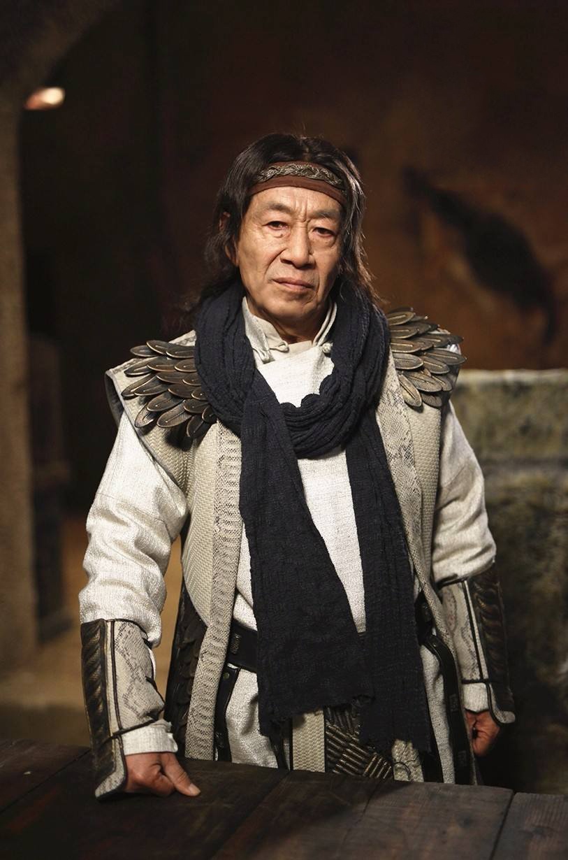 王奎荣连续两部热播剧出彩,73岁的圈内劳模,为4岁女儿赚奶粉钱