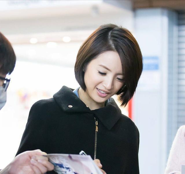 林依晨很懂得利用发型来修饰自己的五官,她当天选择了一头利落的短发