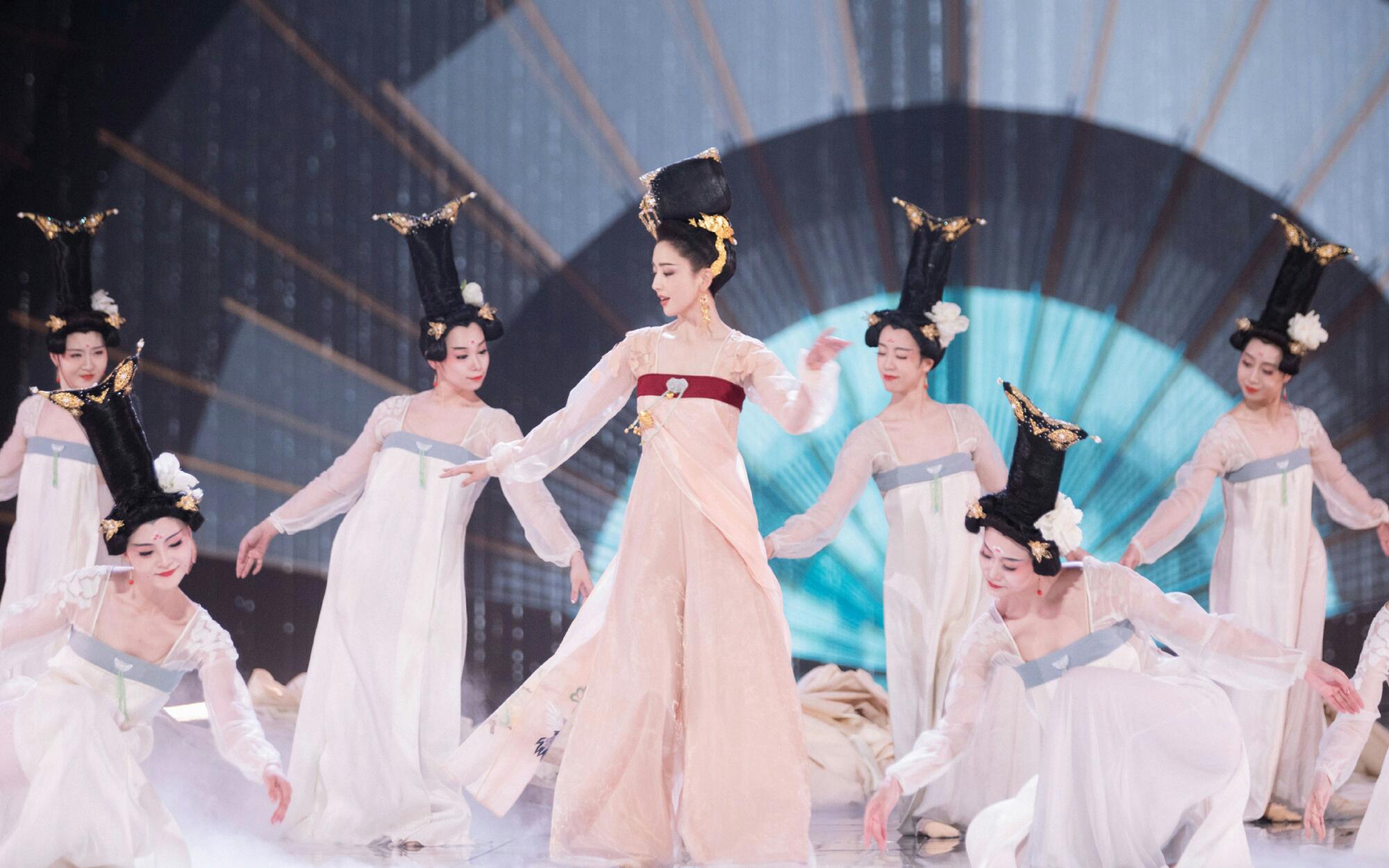 佟丽娅又美上热搜身披唐装跳芒种当世赵飞燕