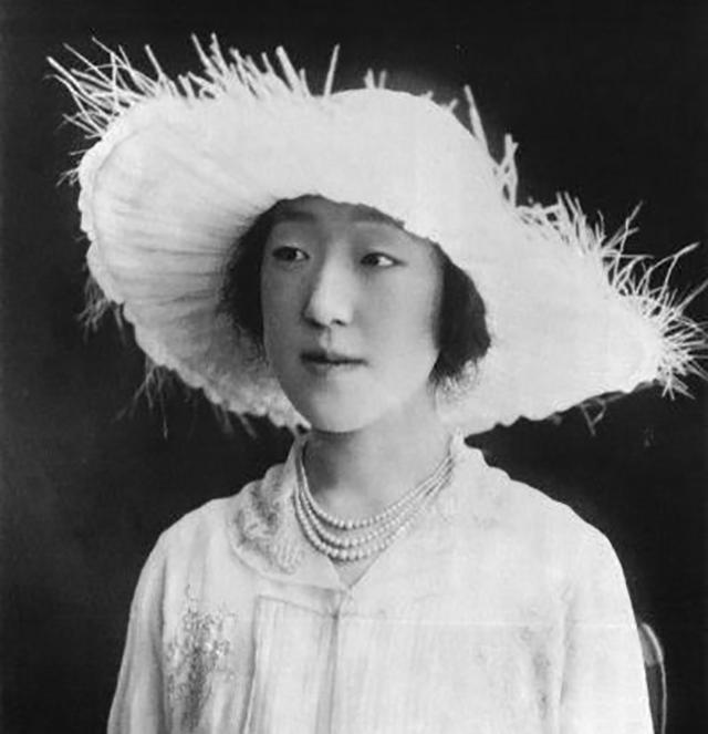 天皇裕仁的妻子对外天使微笑对平民儿媳百般刁难致其失语