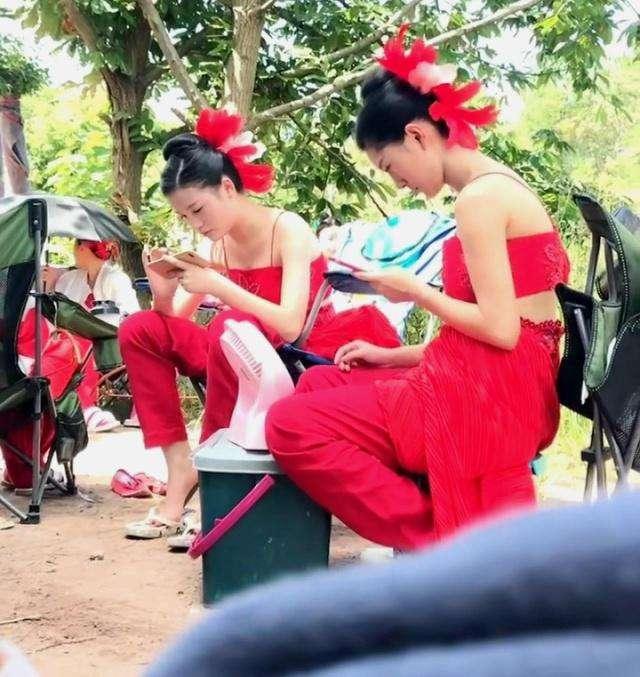 横店女群演穿着太尴尬看清她的侧面后网友这都能演戏