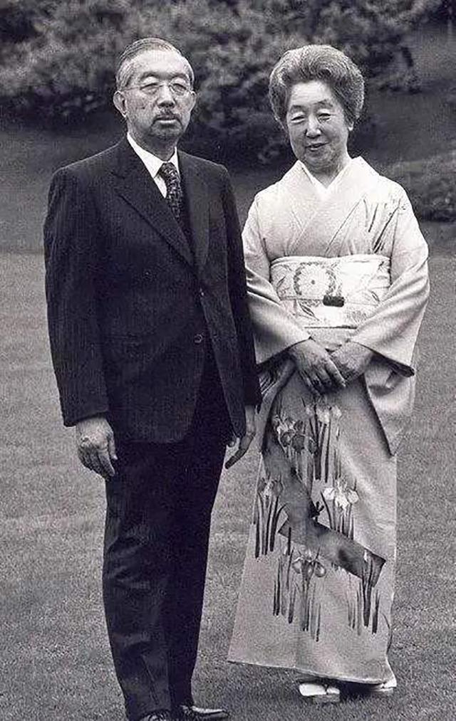 天皇裕仁的妻子,对外"天使微笑",对平民儿媳百般刁难,致其失语|香淳