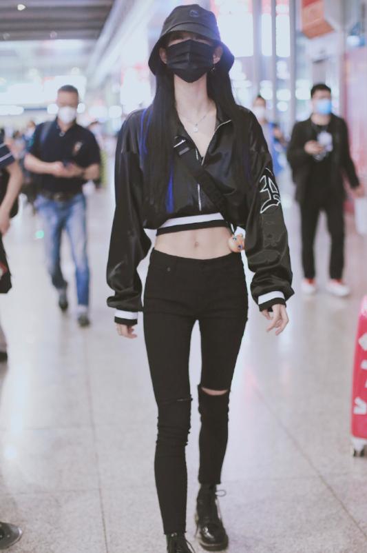 许佳琪好酷一字裙大秀好身材气场强大不像新人