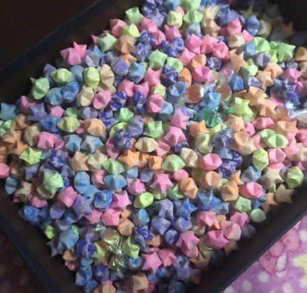 给女朋友送礼物圣诞节叠了一堆星星给她女友打开一看惊呆了