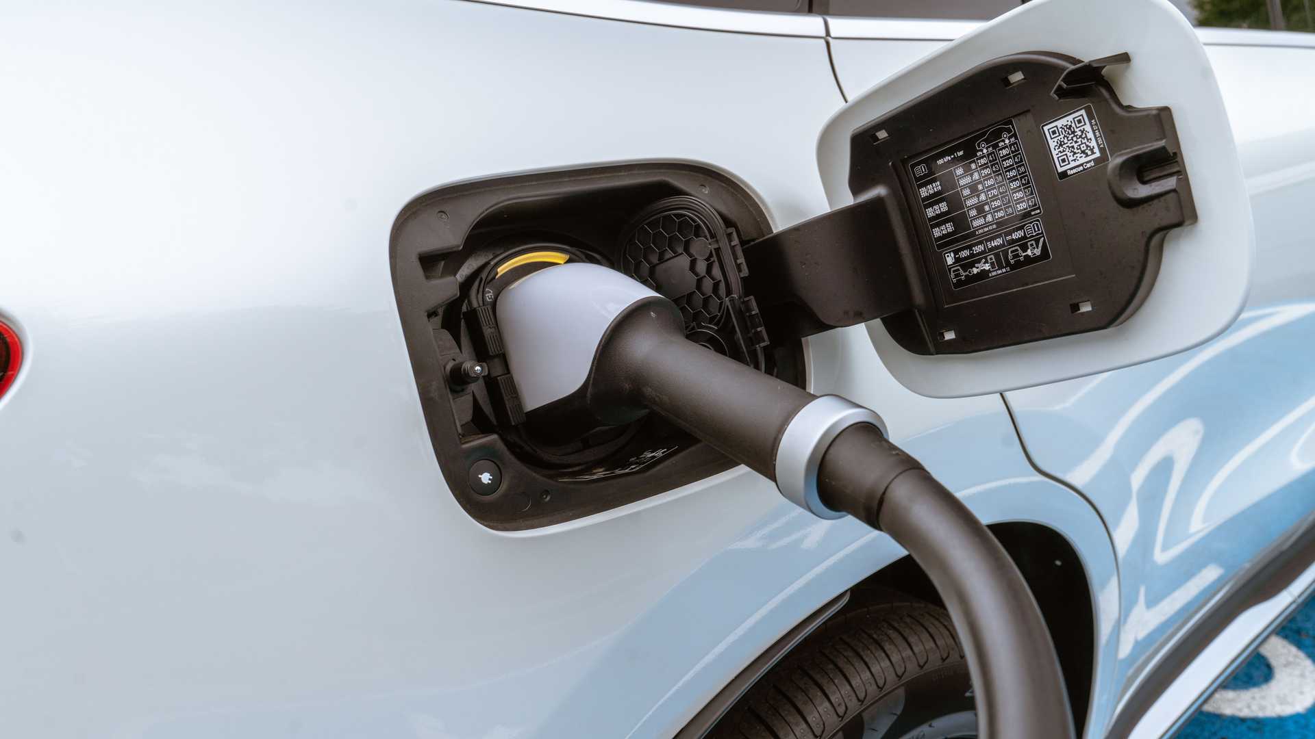 走在前头,英国电动汽车充电点数量超过加油站