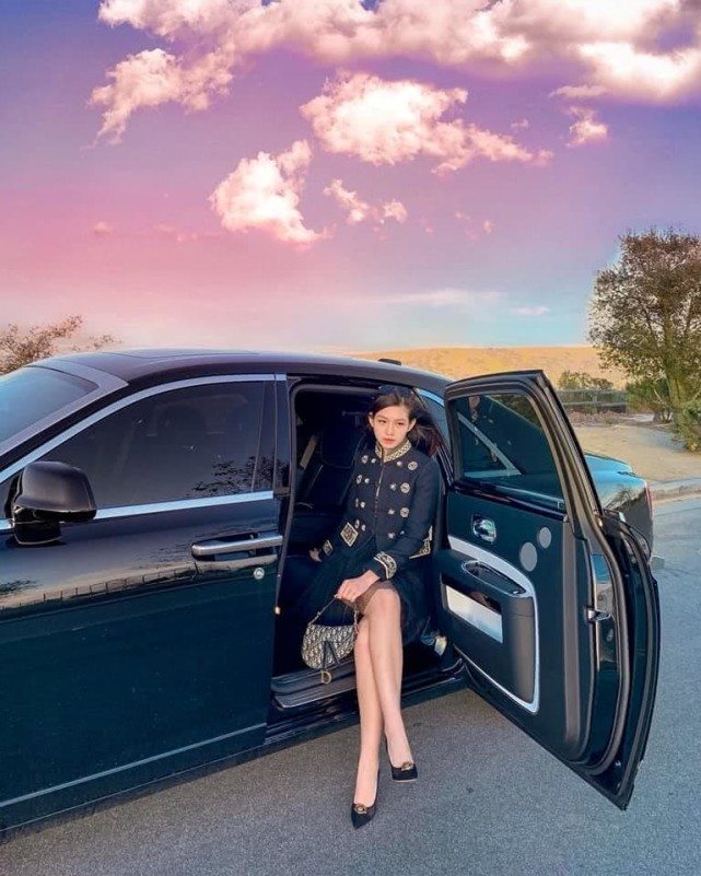 都说王思聪阅车无数,看到越南富婆的50辆豪车,王思聪都自愧不如