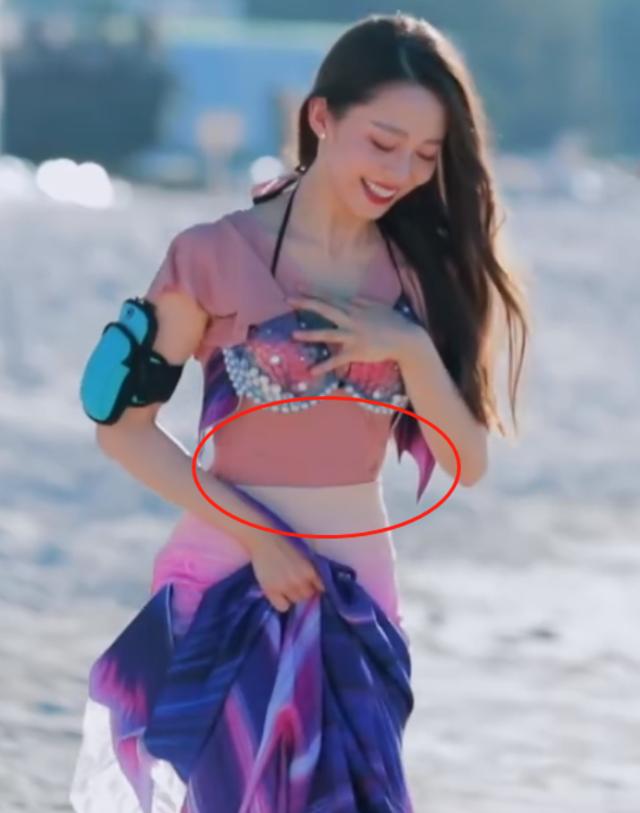 都在夸吉娜的"蚂蚁腰",当她换上泳衣,我却忍不住看她的腿